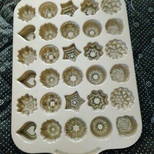 Nordic Ware Bundt Tea Cakes and Candies Pan made in U.S.A